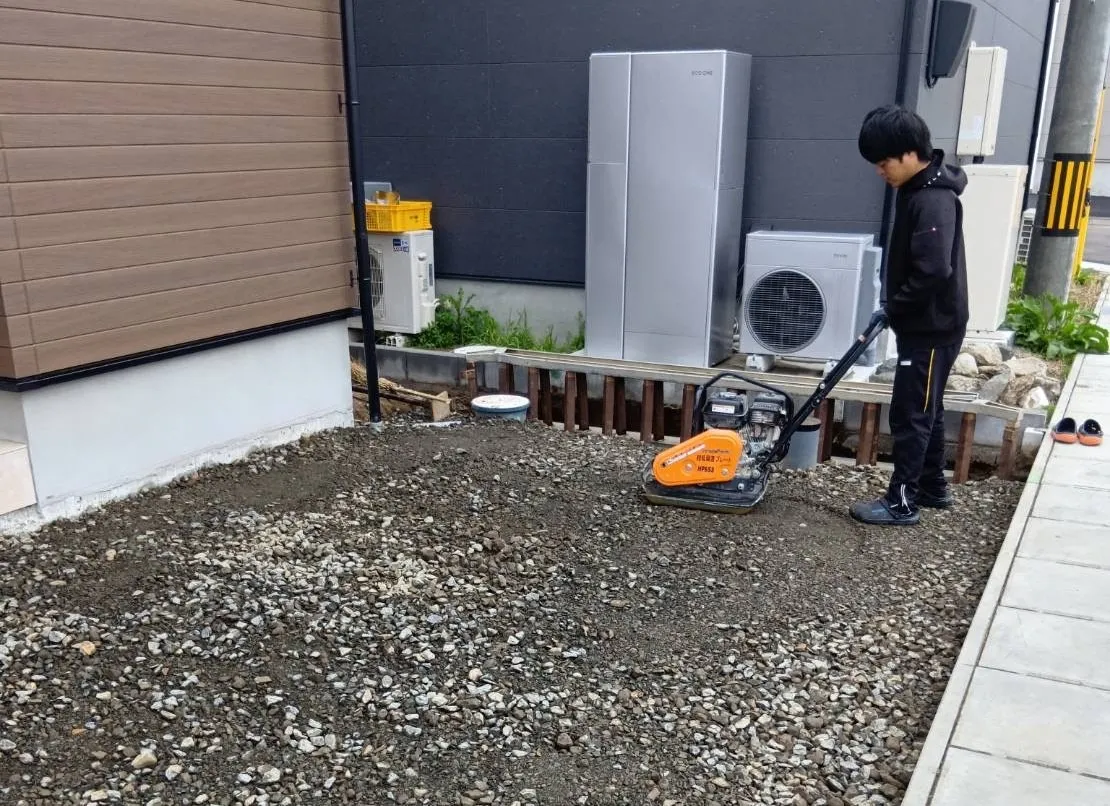 土間コンクリート施工の前に大切な基礎工事とは？<br>外構工事の仕上がりを左右する下地づくり。