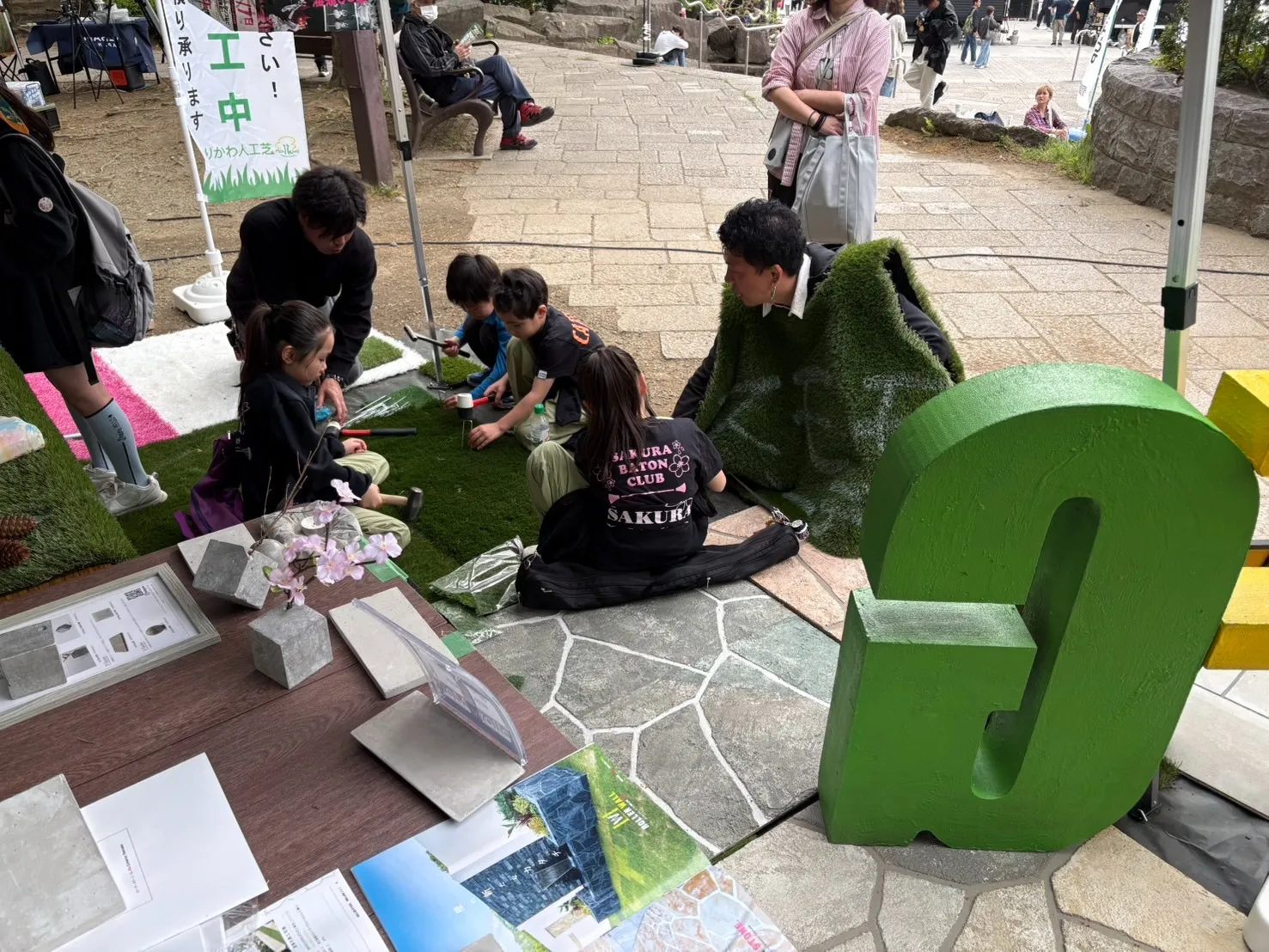 TDF(東北ダンスフェスティバル)で職場体験を実施しました。<br>人工芝を通して外構の仕事にふれる機会に。