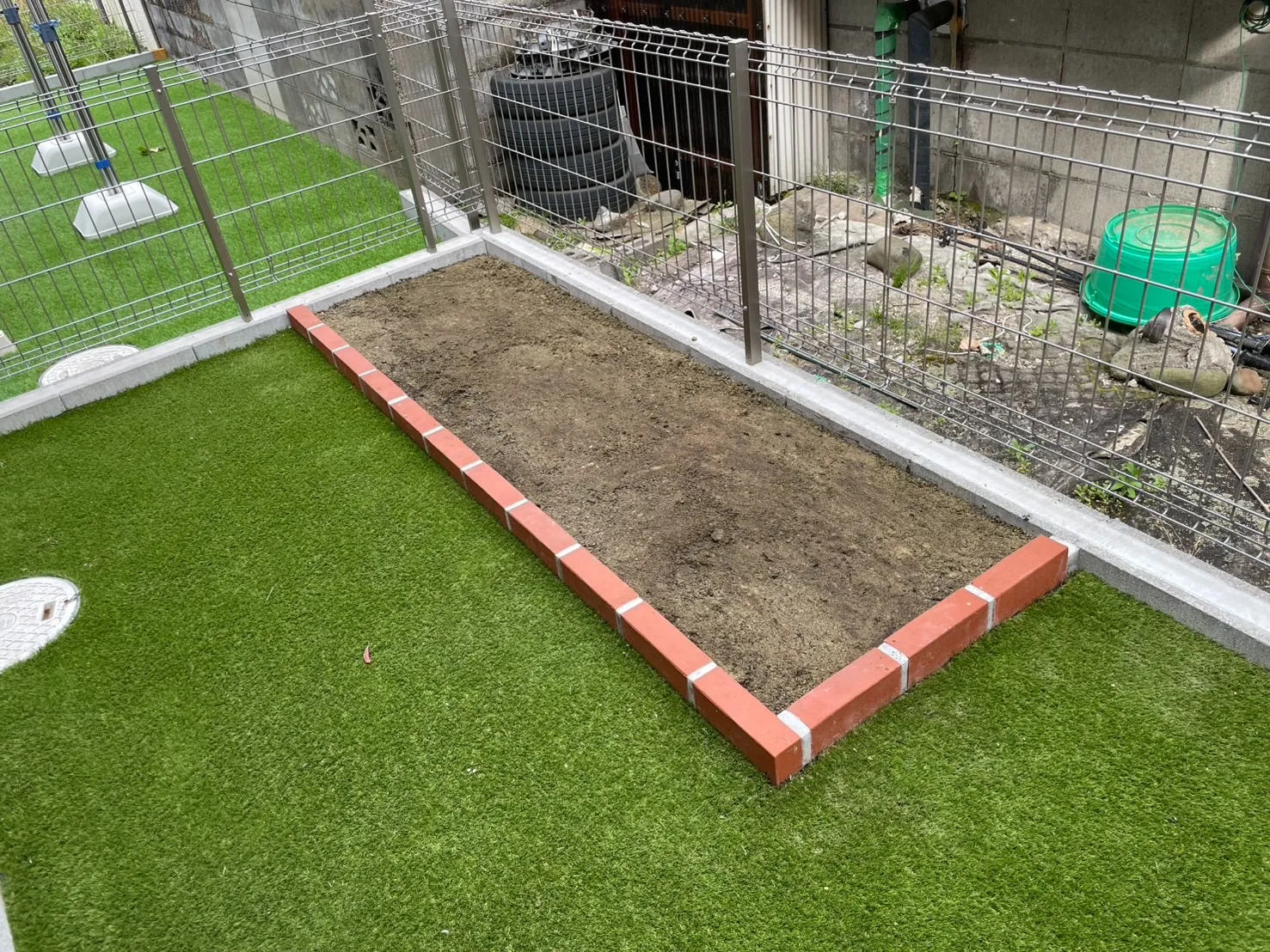 花壇施工で植物が育ちやすいお庭に。<br>掘削と肥料入れまで。