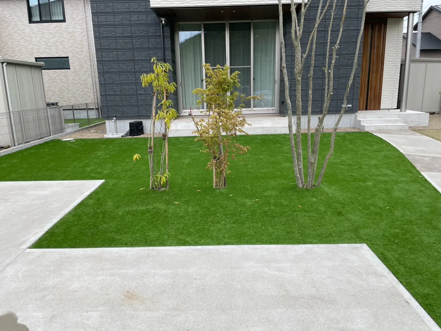 人工芝と植栽を活かした外構工事。<br>広いお庭とアプローチを整えた施工事例。