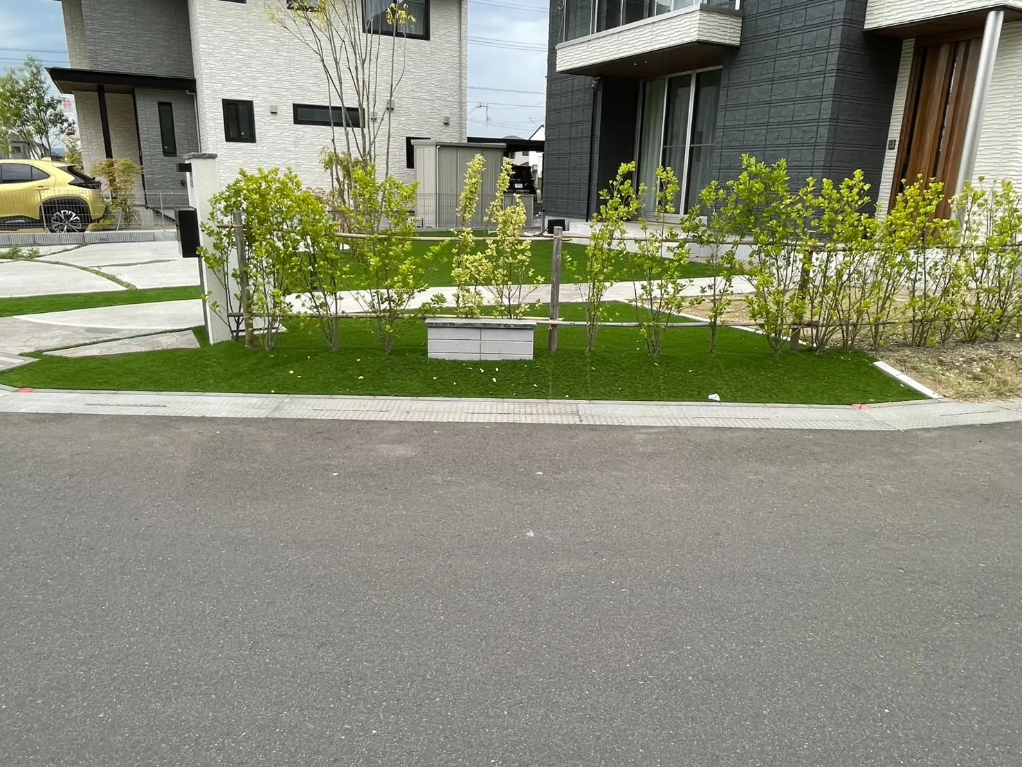 人工芝と植栽を活かした外構工事。<br>広いお庭とアプローチを整えた施工事例。