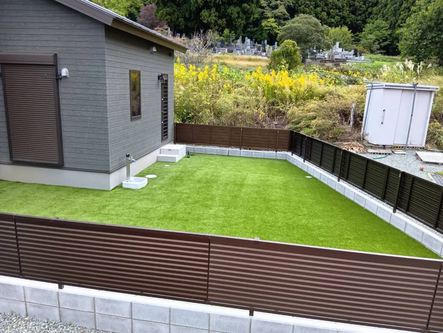 仙台・宮城で庭を使いやすくする外構工事。<br>人工芝・フェンス・平板で快適な空間づくり。