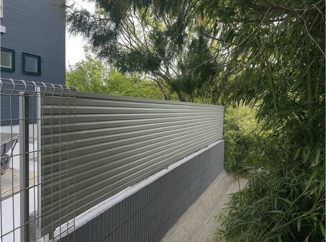 【仙台市】フェンス工事施工事例<br>目隠しフェンス・メッシュフェンスで快適なお庭へ。