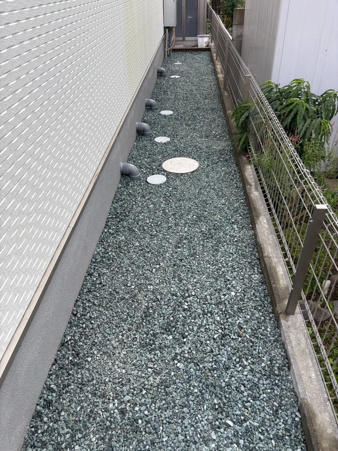 建物まわりの雑草対策に！青目砕石の施工事例