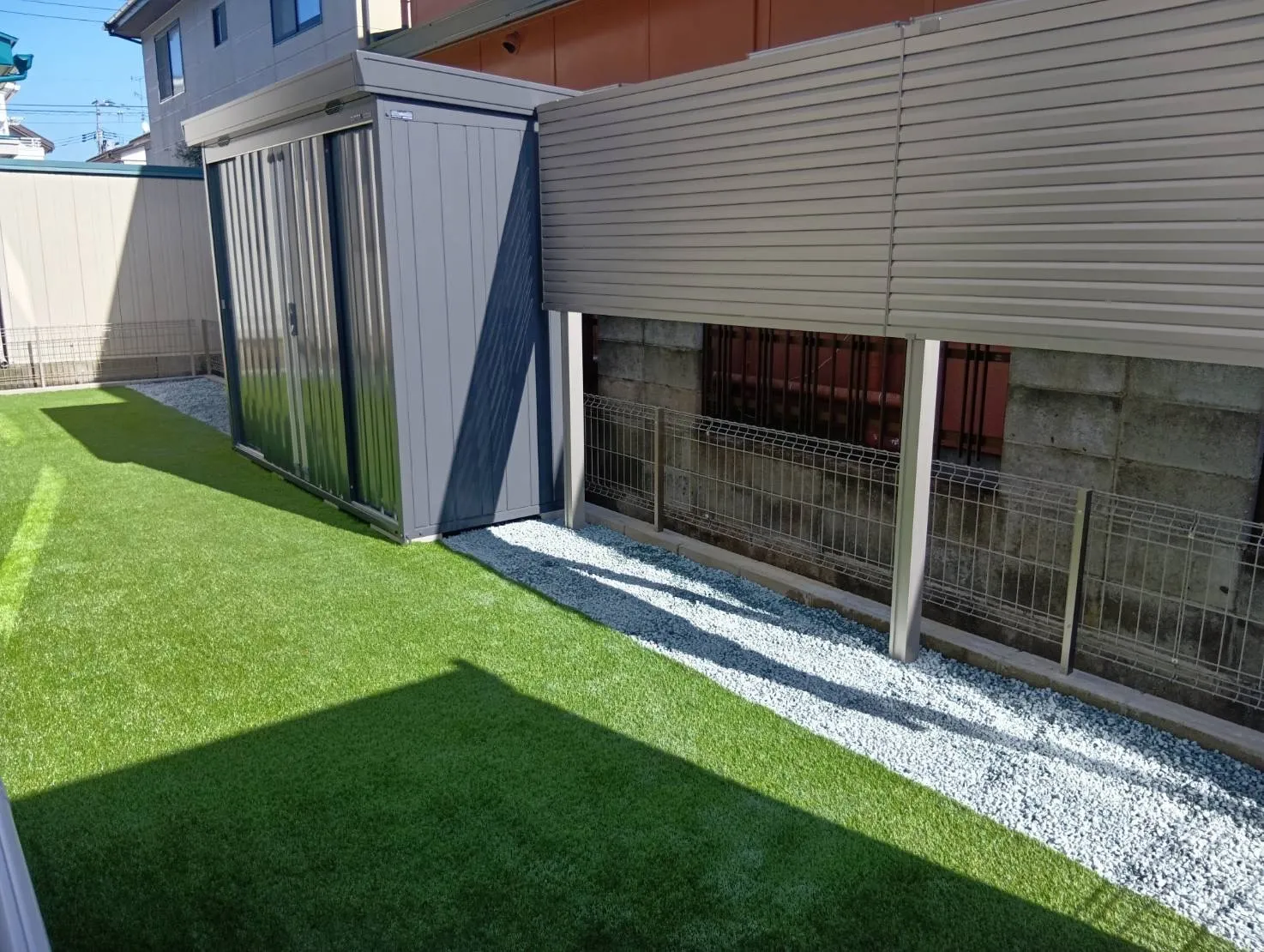 人工芝と目隠しフェンスの外構施工事例🌿