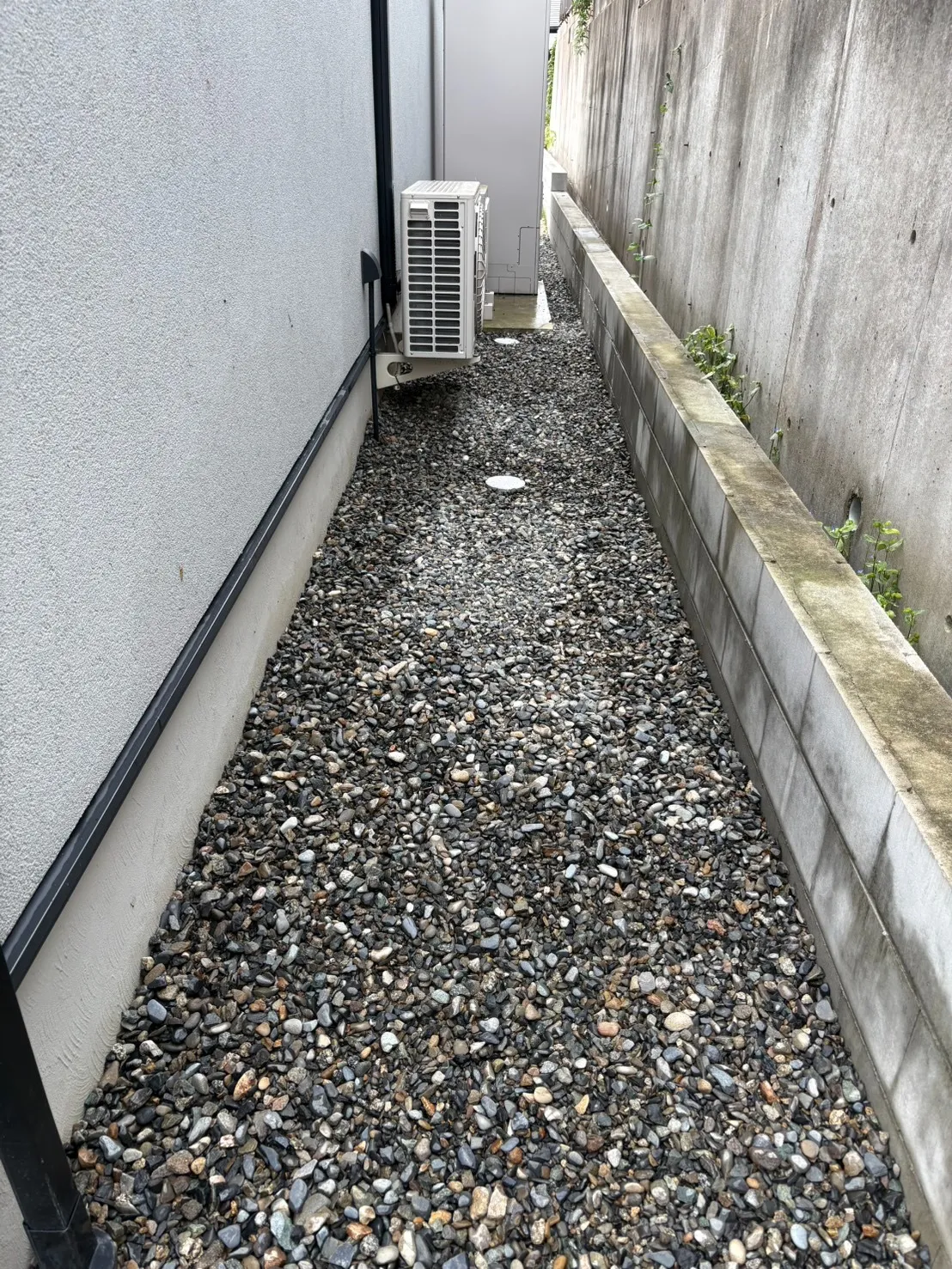 川砂利で建物まわりをすっきりと🌿